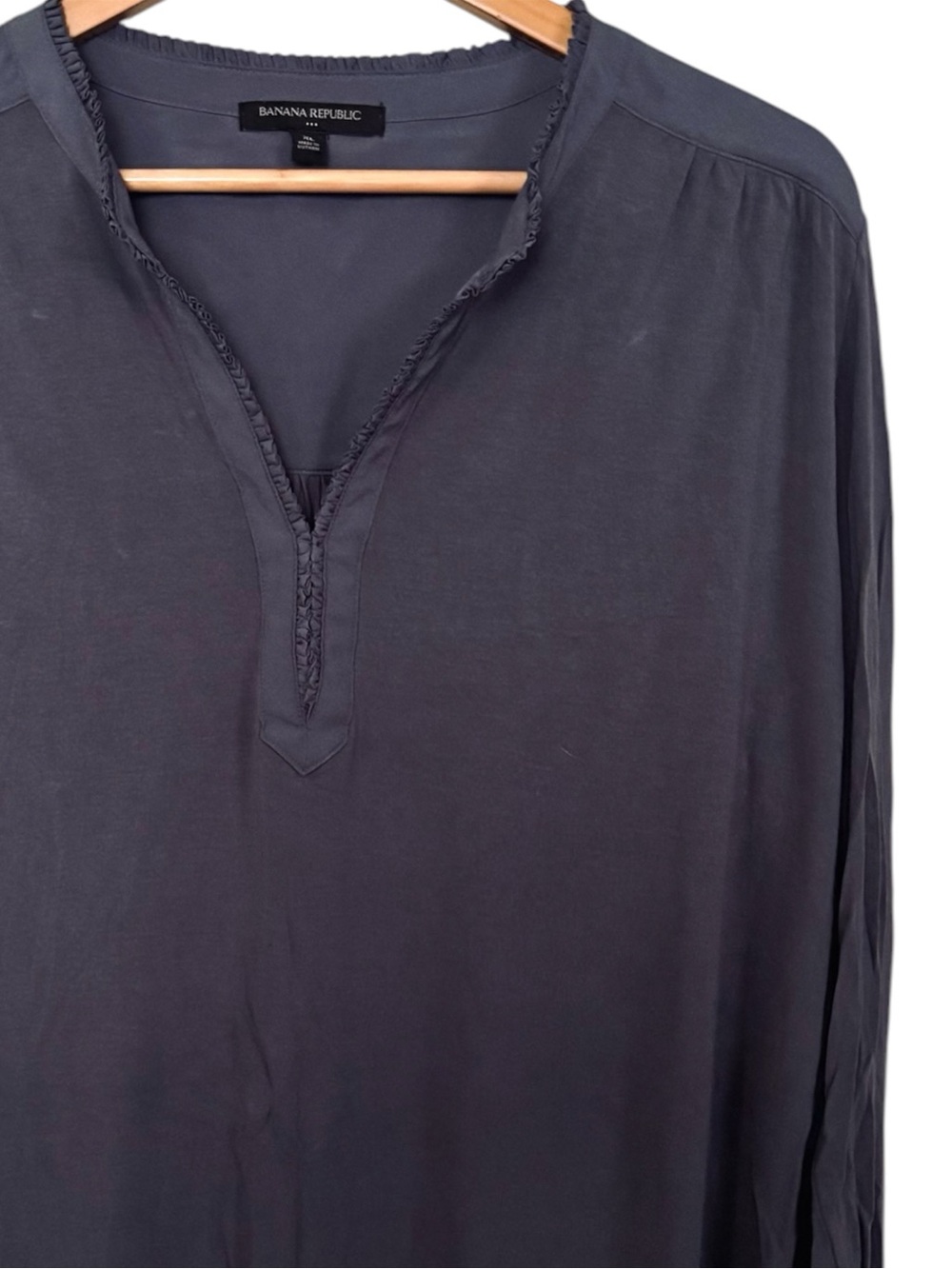 💥 Banana Republic Ruffle Henley Slate Grey Long Sleeve Blouse - Picture 1 of 4
